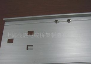 金属桥架在擦拭过程中不能有划伤